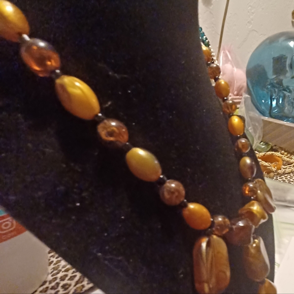 BLOWOUT SALE Vintage lucite necklace - Picture 3 of 3